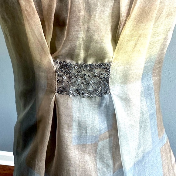 TINY GRAY TOP. SIZE SMALL. - Picture 4 of 9